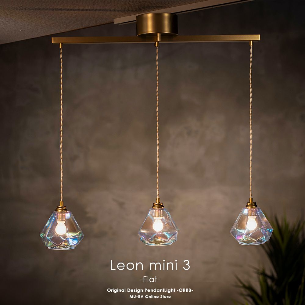 ダイヤモンドのようなシェードがダイニングテーブルを照らす3灯ペンダントライト Leon mini Flat